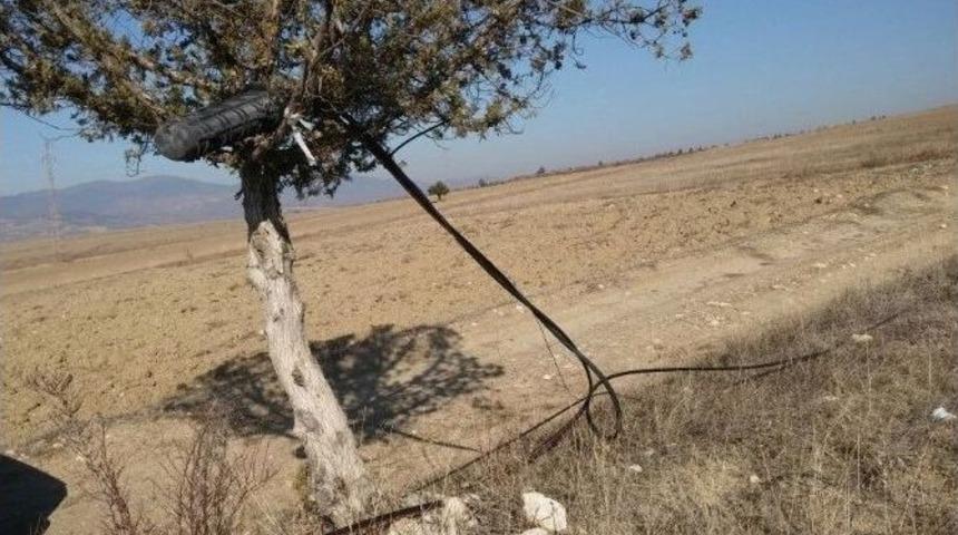 Hisarcık&rsquo;ta Telefon Kabloları Yerlerde