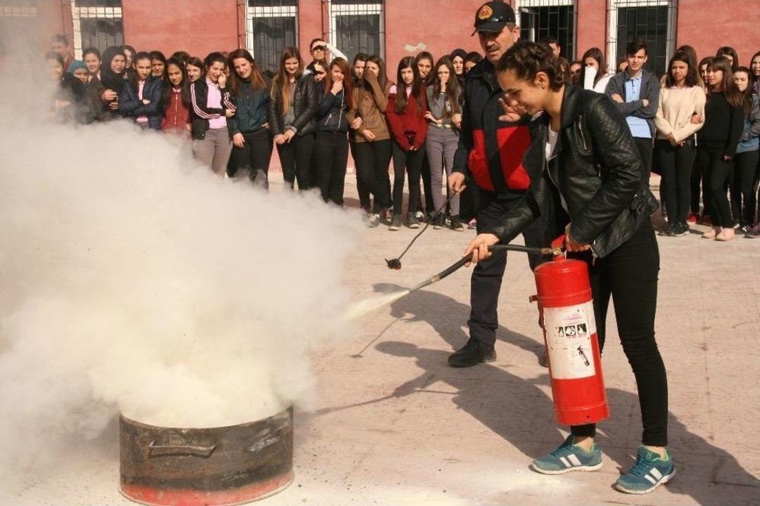 &Ouml;ğrencilere Sivil Savunma Anlatılarak Yangın Eğitimi Verildi