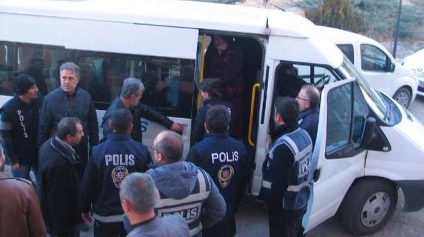 Merzifon'da Fetö'den 17 Kamu Görevlisi Adliyeye Çıkarıldı