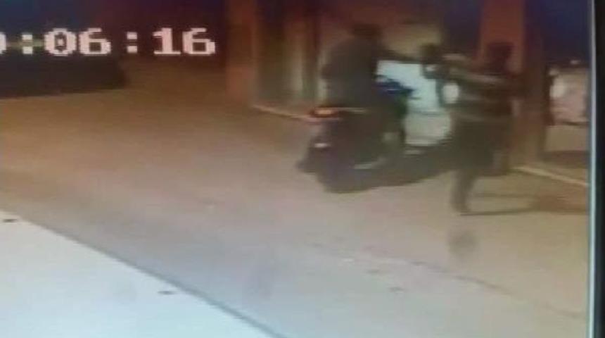 Sivil Polis Ve Belediye Iş&ccedil;isinin Dayağı Kamerada