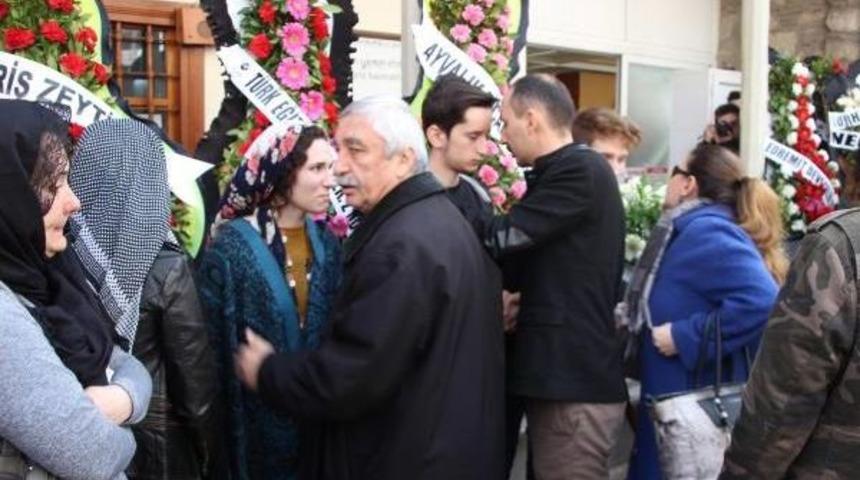 Evinde Bı&ccedil;aklanarak &Ouml;ld&uuml;r&uuml;len İngilizce &Ouml;ğretmeni Toprağa Verildi