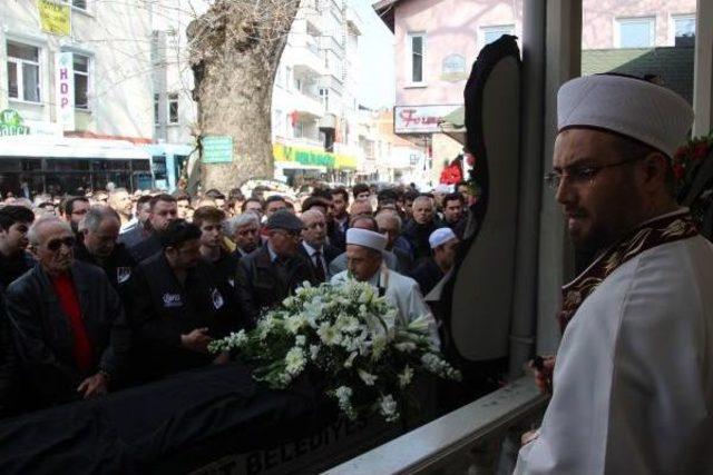 Evinde Bıçaklanarak Öldürülen İngilizce Öğretmeni Toprağa Verildi