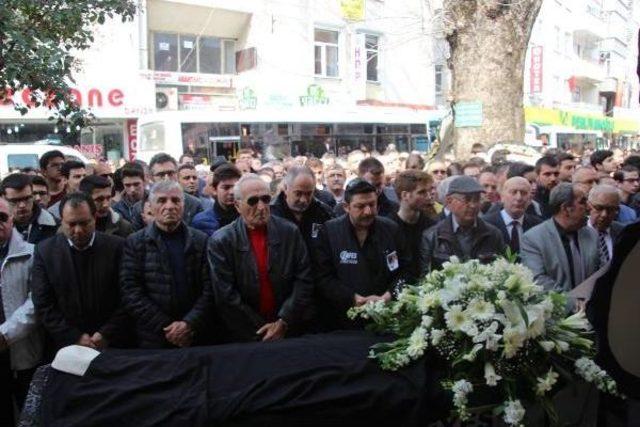 Evinde Bıçaklanarak Öldürülen İngilizce Öğretmeni Toprağa Verildi