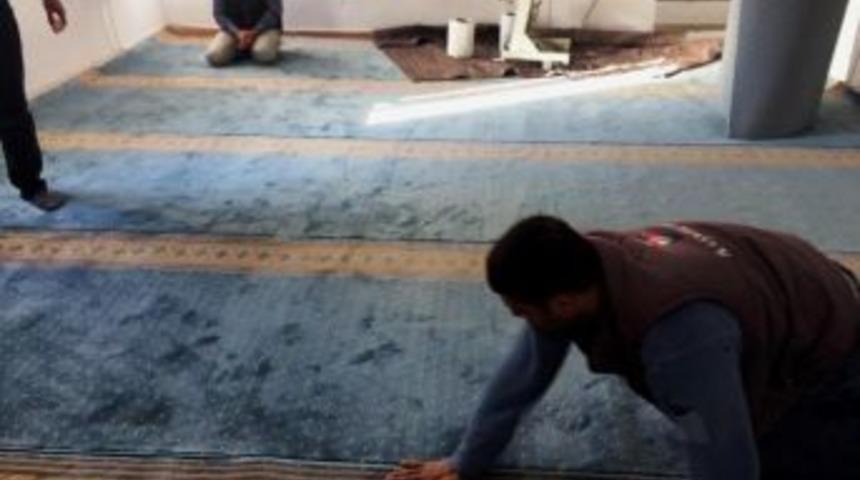 Gelibolu Koca&ccedil;eşme Camii Halıları Yenilendi