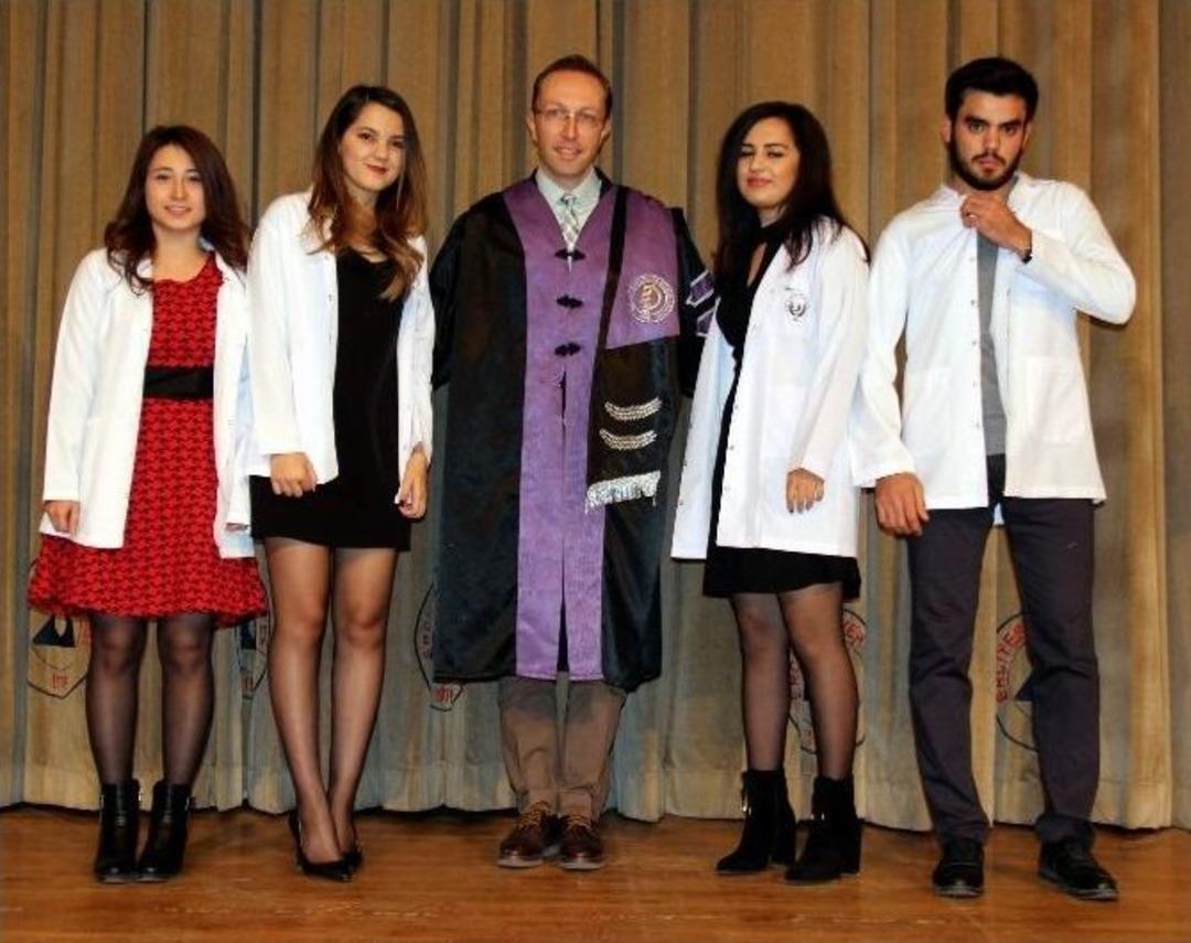 Er&uuml; Diş Hekimliği Fak&uuml;ltesi&rsquo;nde &Ouml;nl&uuml;k Giyme Heyecanı