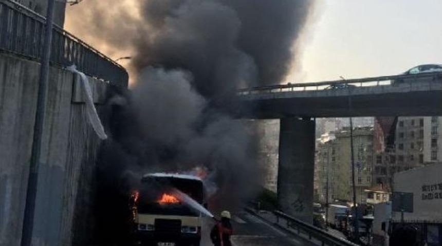 Park Halindeki Minib&uuml;sler Kundaklandı