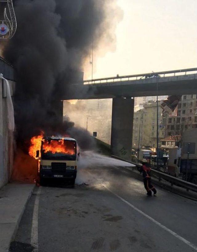 Park Halindeki Minibüsler Kundaklandı