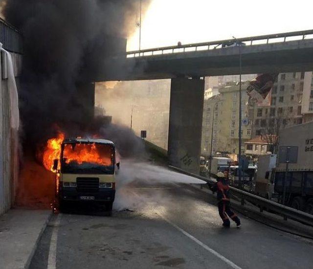 Park Halindeki Minibüsler Kundaklandı