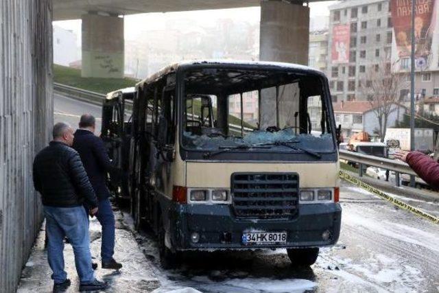 Park Halindeki Minibüsler Kundaklandı