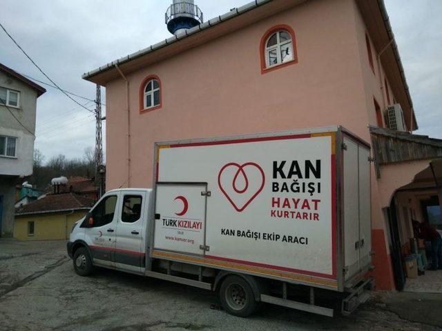 Köylüler Kızılay’a Kan Bağışında Bulundu