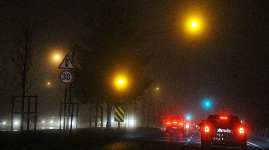 İstanbul&rsquo;da Sis Ulaşımı Durdurdu