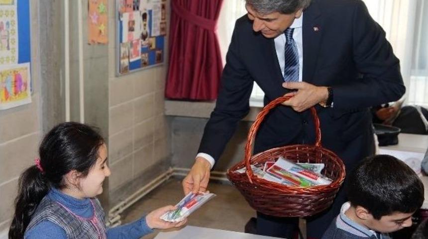 Fatih Belediyesi İlk&ouml;ğretim &Ouml;ğrencilerine Diş Seti Hediye Etti