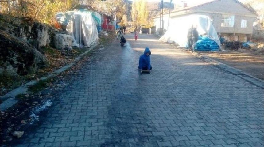 Buz Tutan Caddelerde Kızak Keyfi