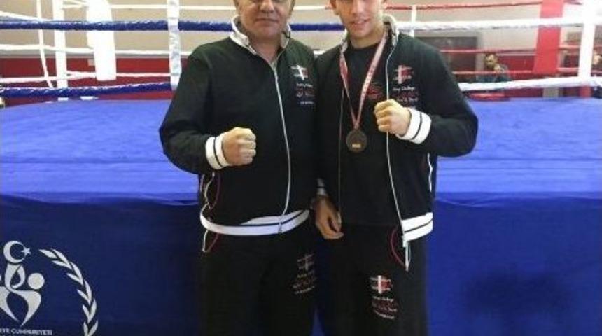 Adanalı Boks&ouml;r&uuml;n Başarısı