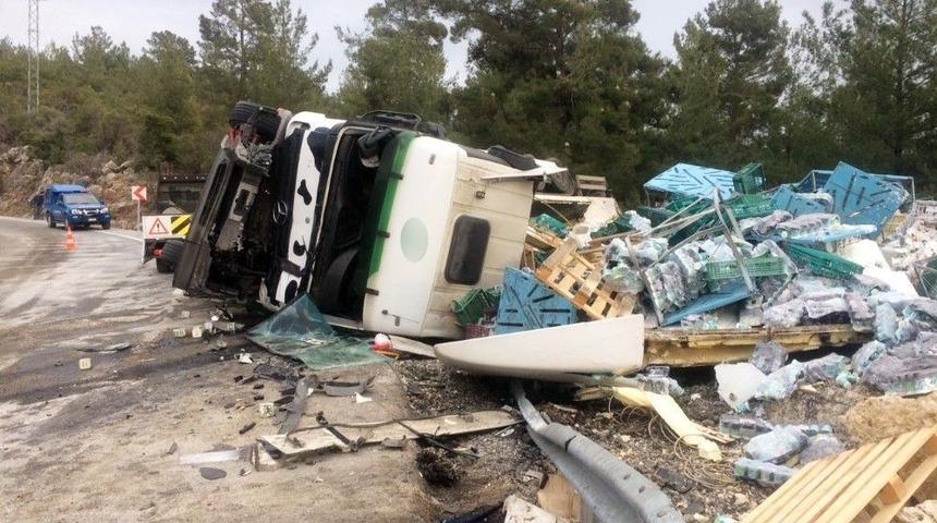 Antalya&rsquo;da Tır Ve Kamyon Kafa Kafaya &Ccedil;arpıştı: 2 Yaralı