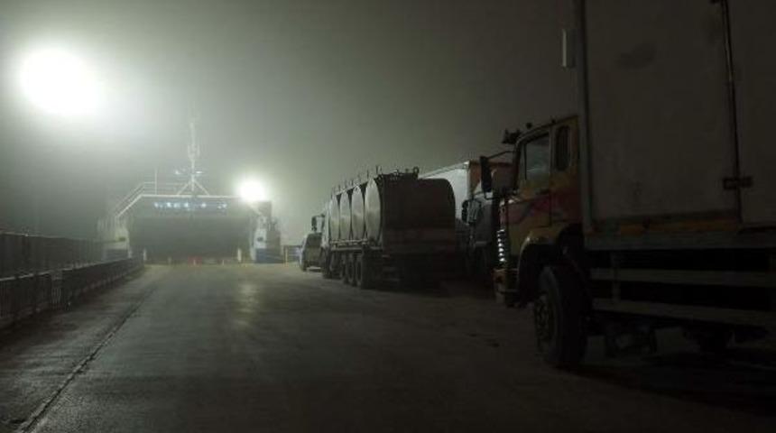 &Ccedil;anakkale'de Sis Deniz Ulaşımını Durdurdu