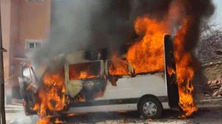 Öğrenci Minibüsü Alev Alev Yandı