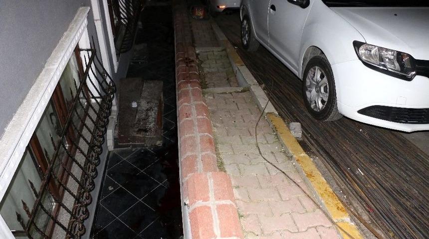 Kaldırımda İnşaat Demirine Takılıp Bina Boşluğuna D&uuml;şt&uuml;