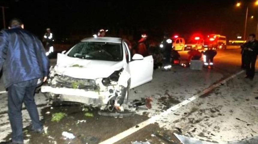 İki Otomobil &Ccedil;arpıştı: 1 &Ouml;l&uuml;, 4 Yaralı