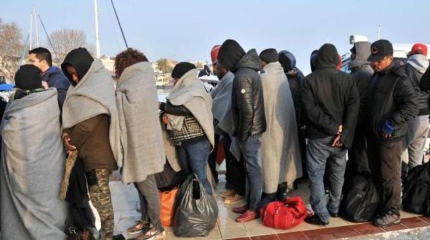 Bot Alabora Oldu, 35 Ka&ccedil;ağı Sahil G&uuml;venlik Kurtardı