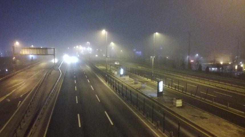 İstanbul&rsquo;da Sis Etkisini S&uuml;rd&uuml;r&uuml;yor