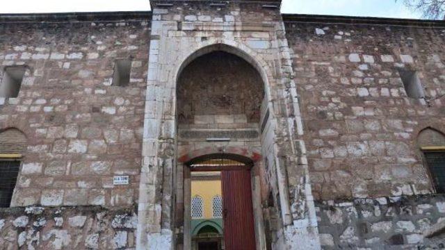 Tarihi Ulucami'nin Duvarlarında Rutubet Ve Çatlaklar