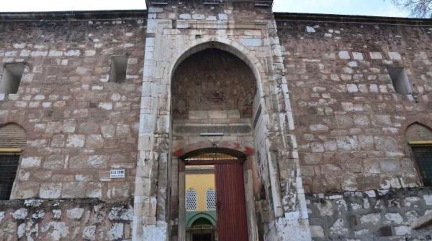 Tarihi Ulucami'nin Duvarlarında Rutubet Ve &Ccedil;atlaklar