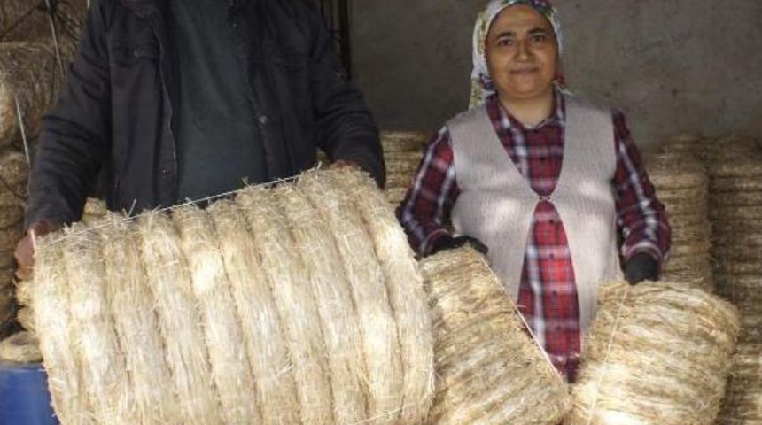 Saman Sapından Yaptığı Kapı &Ccedil;elenklerini Ihra&ccedil; Ediyor