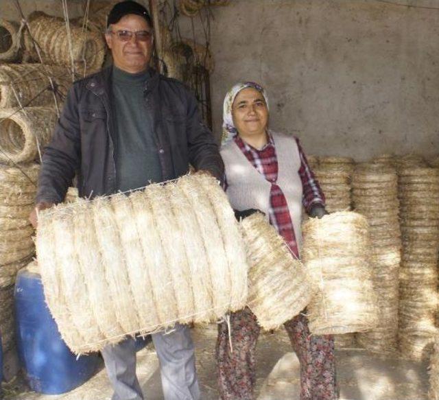 Saman Sapından Yaptığı Kapı Çelenklerini Ihraç Ediyor