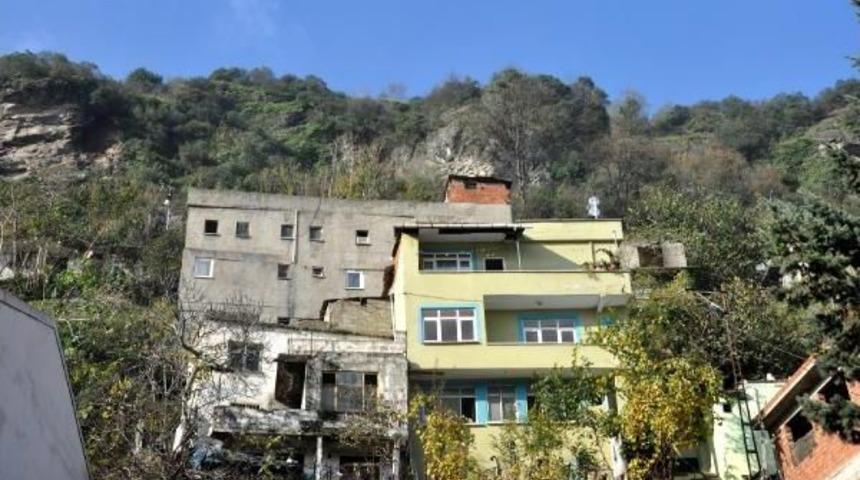 Yamaçtan Kopan Kayalar Evlerin Üzerine Düştü: 1 Kişi Yaralandı