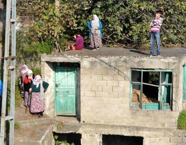 Yamaçtan Kopan Kayalar Evlerin Üzerine Düştü: 1 Kişi Yaralandı