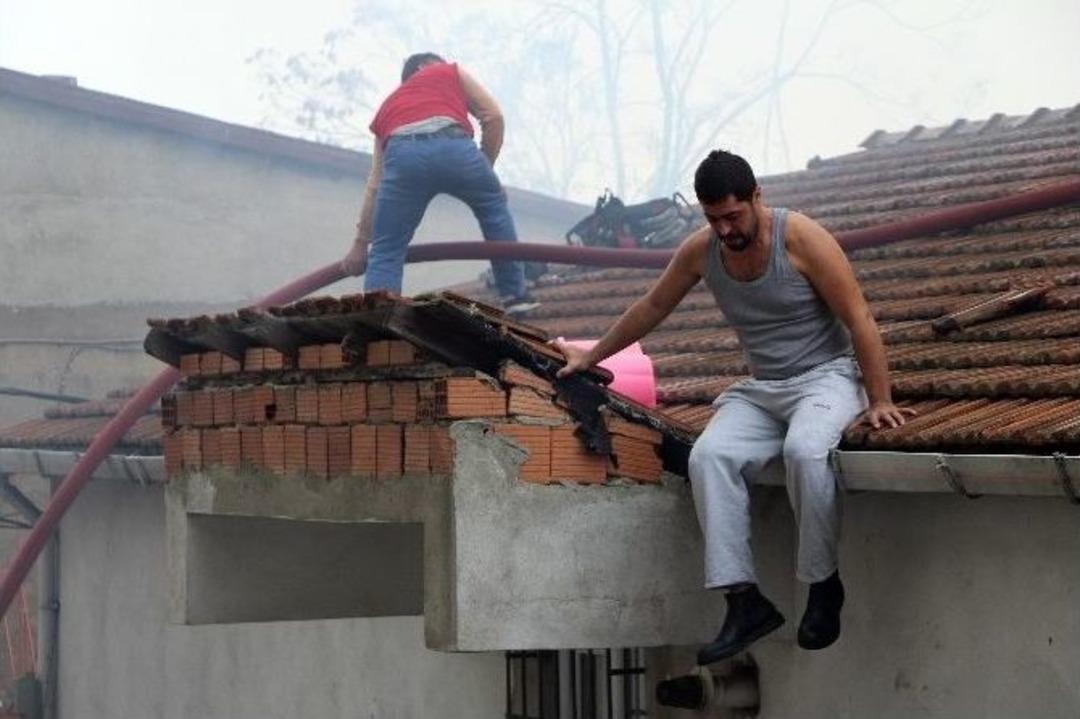 Beyoğlu&rsquo;nda Yangın Mahalleliyi Sokağa D&ouml;kt&uuml;