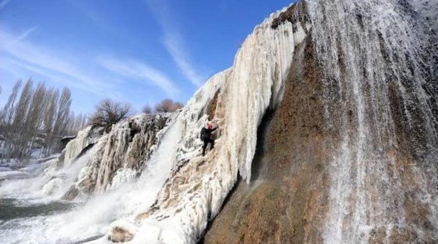 Buz Tutan Şelaleye Nefes Kesen Tırmanış