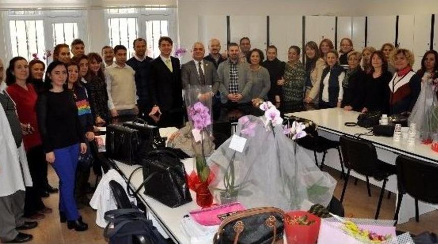 Başkan İmamoğlu &Ouml;ğretmenlerin G&uuml;n&uuml;n&uuml; Hediyelerle Kutladı