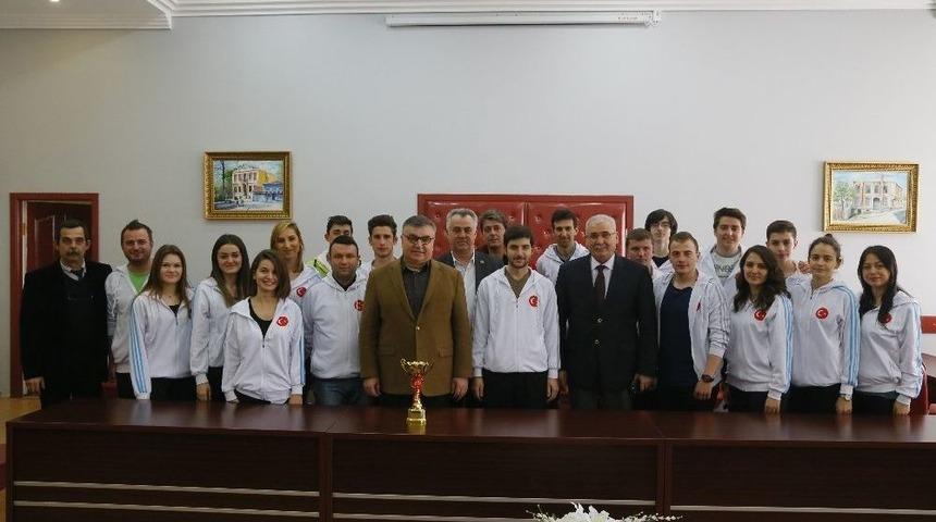 Kesimoğlu&rsquo;na Aldıkları Kupa İle Teşekk&uuml;r Ettiler