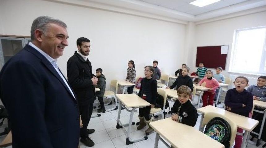 Savaştan Ka&ccedil;an Suriyeli Ailelerin &Ccedil;ocuklarına Eğitim