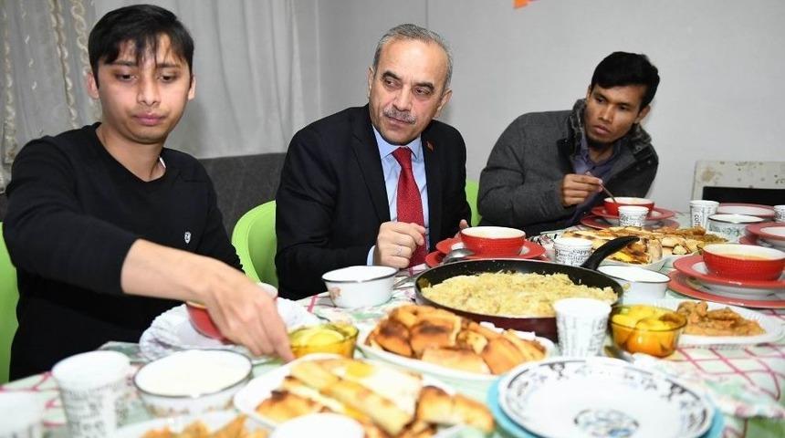 Başkan, Bangladeşli &Ouml;ğrencilerin Sofrasında