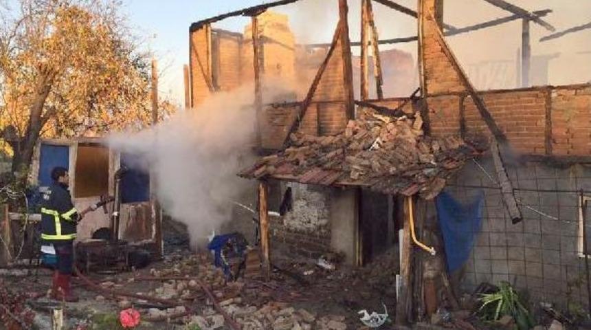 Elektrik Kontağından &Ccedil;ıkan Yangında 2 Katlı Ev K&uuml;l Oldu