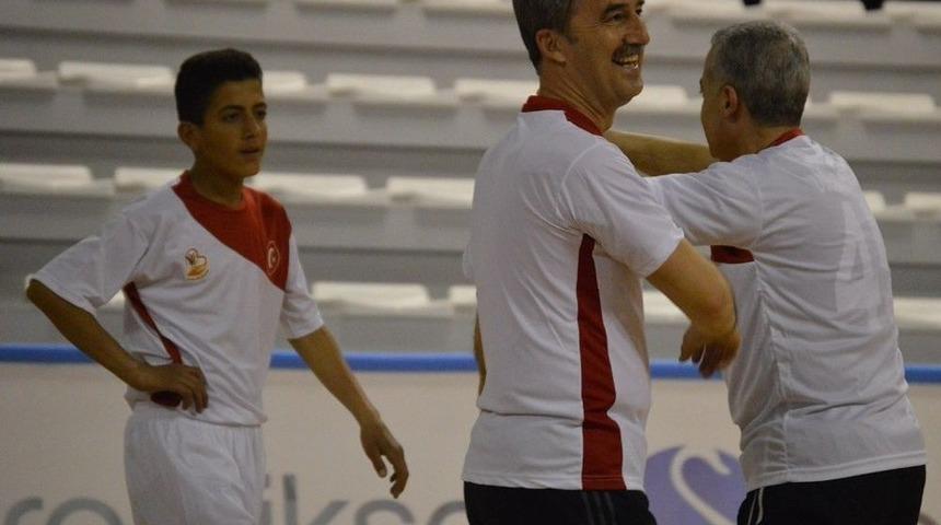 Su&ccedil;a S&uuml;r&uuml;klenen &Ccedil;ocukların Futbol Keyfi