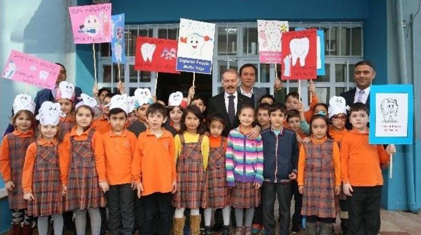 Bayrampaşa Belediyesi &Ouml;ğrencilere 20 Bin Adet Diş Bakım Seti Dağıttı