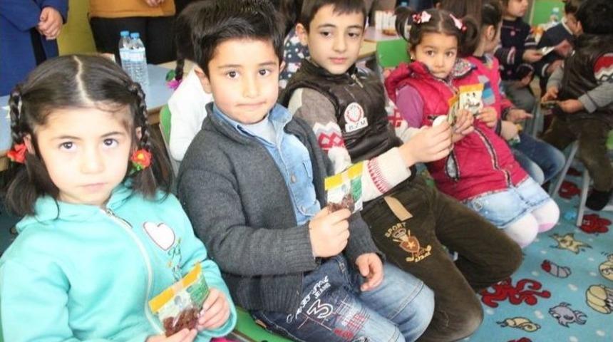 &Ouml;ğrencilere Kuru &Uuml;z&uuml;m Dağıtımı Yapıldı