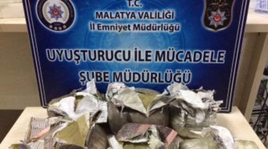 Ara&ccedil;ta 8 Kilo Uyuşturucu Madde Ele Ge&ccedil;irdi