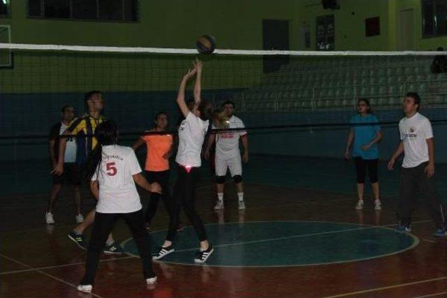 Silopi'deki Öğretmenlerin Tek Sosyal Etkinliği: Salonda Voleybol