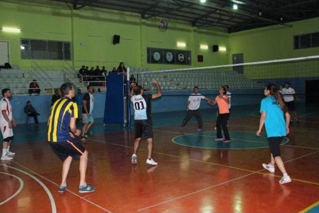 Silopi'deki Öğretmenlerin Tek Sosyal Etkinliği: Salonda Voleybol