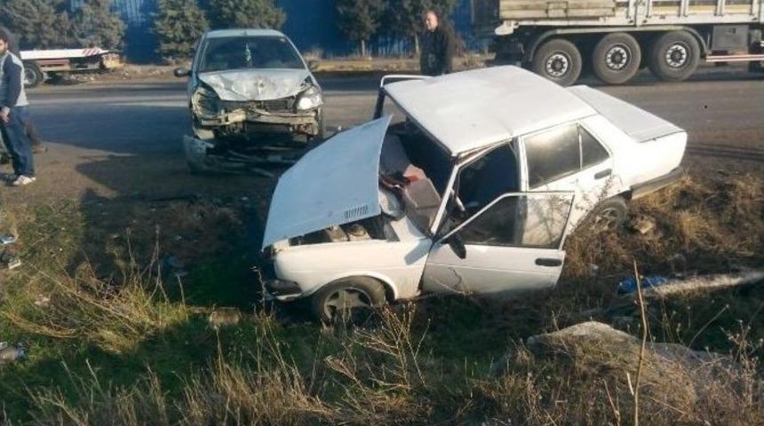 Aliağa&rsquo;da İki Ara&ccedil; Kafa Kafaya &Ccedil;arpıştı: 3 Yaralı