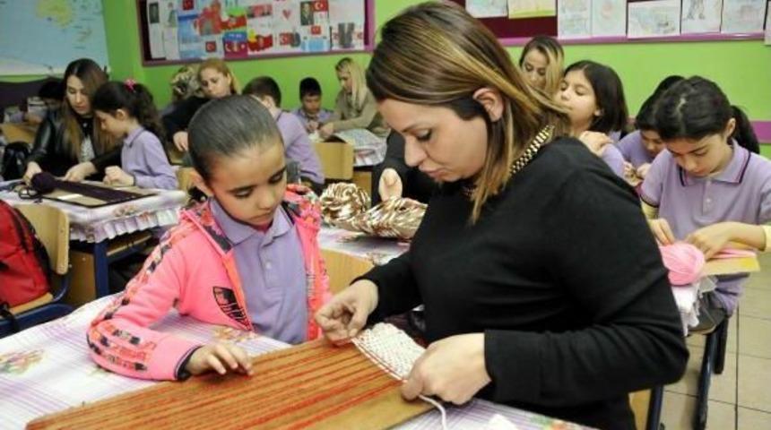 Suriye'deki Askerimizi Minik Ellerin &Ouml;rd&uuml;ğ&uuml; Atkılar Saracak
