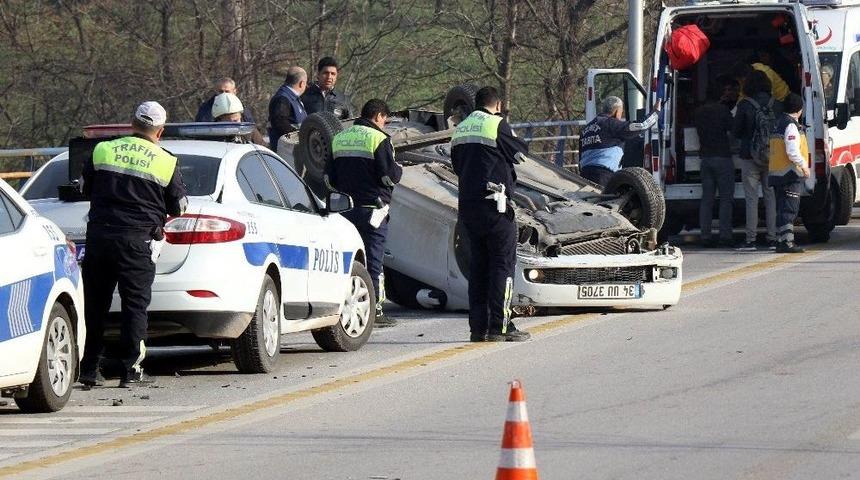 Kontrolden &Ccedil;ıkan Otomobil Takla Attı: 4 Yaralı