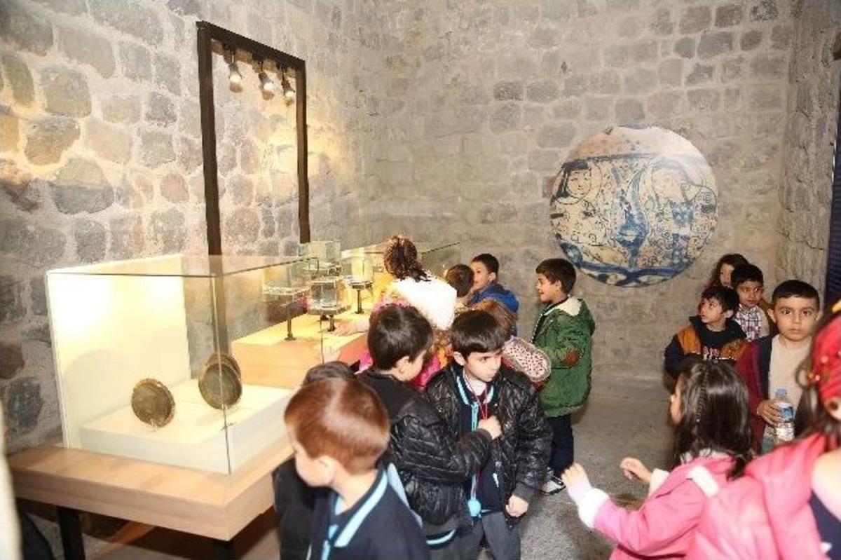 Gen&ccedil;ler Tarihiyle Buluştu