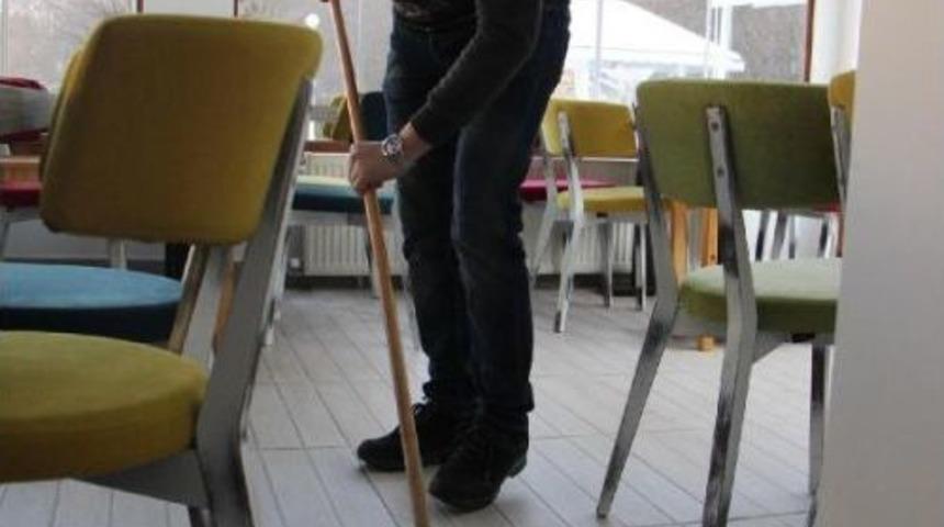 13 Yıldır Atanamayan &Ouml;ğretmen Garsonluk Yapıyor