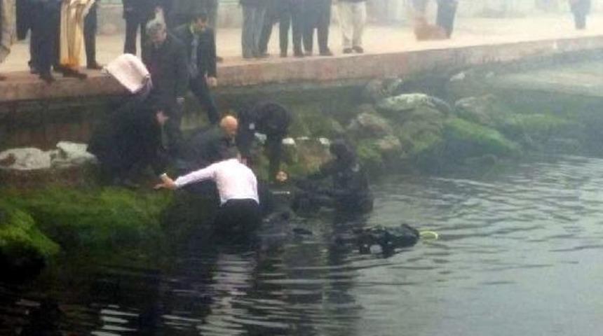 Kadın Dalgı&ccedil; Fenalaşınca, Başkan Denize Atlayıp Kurtardı